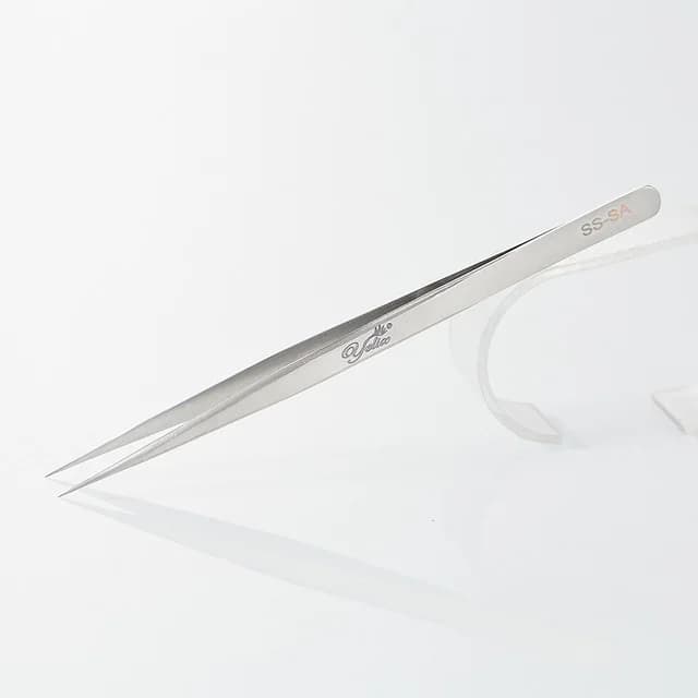 Nerezové pinzety na řasy s přesnými 3D vláknovými špičkami